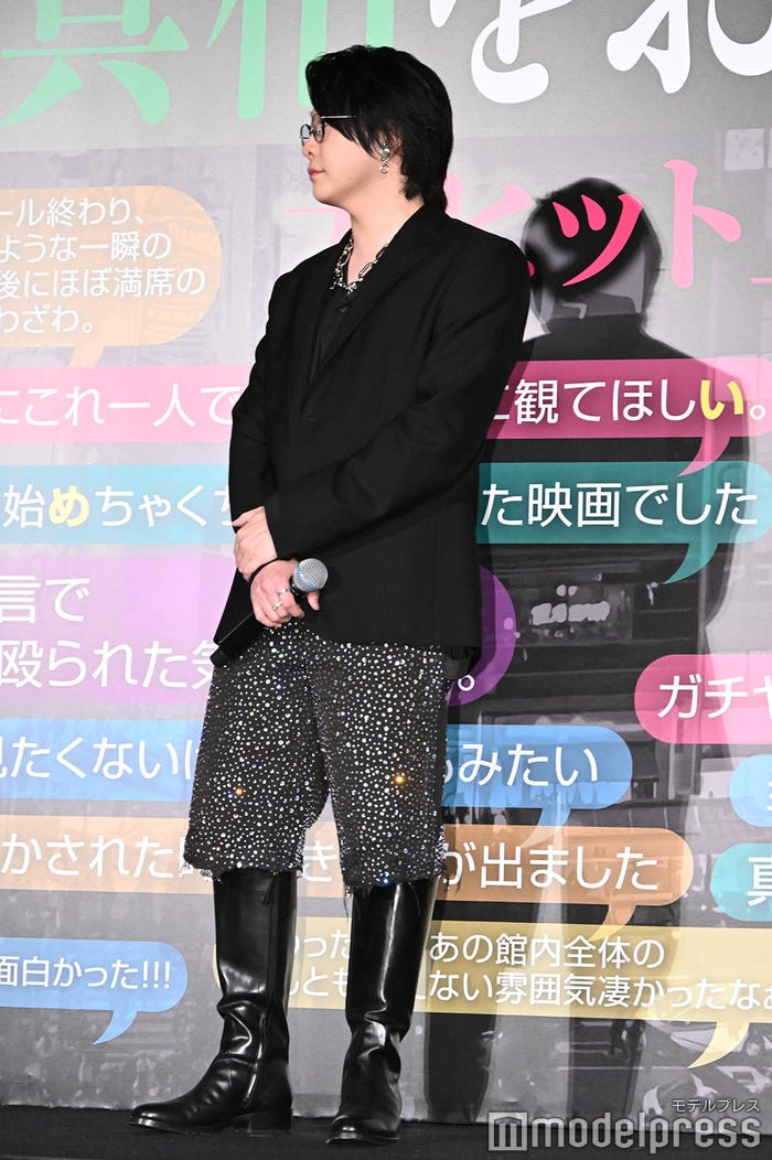 ラインストーンのハーフパンツを着こなす大森元貴(C)モデルプレス