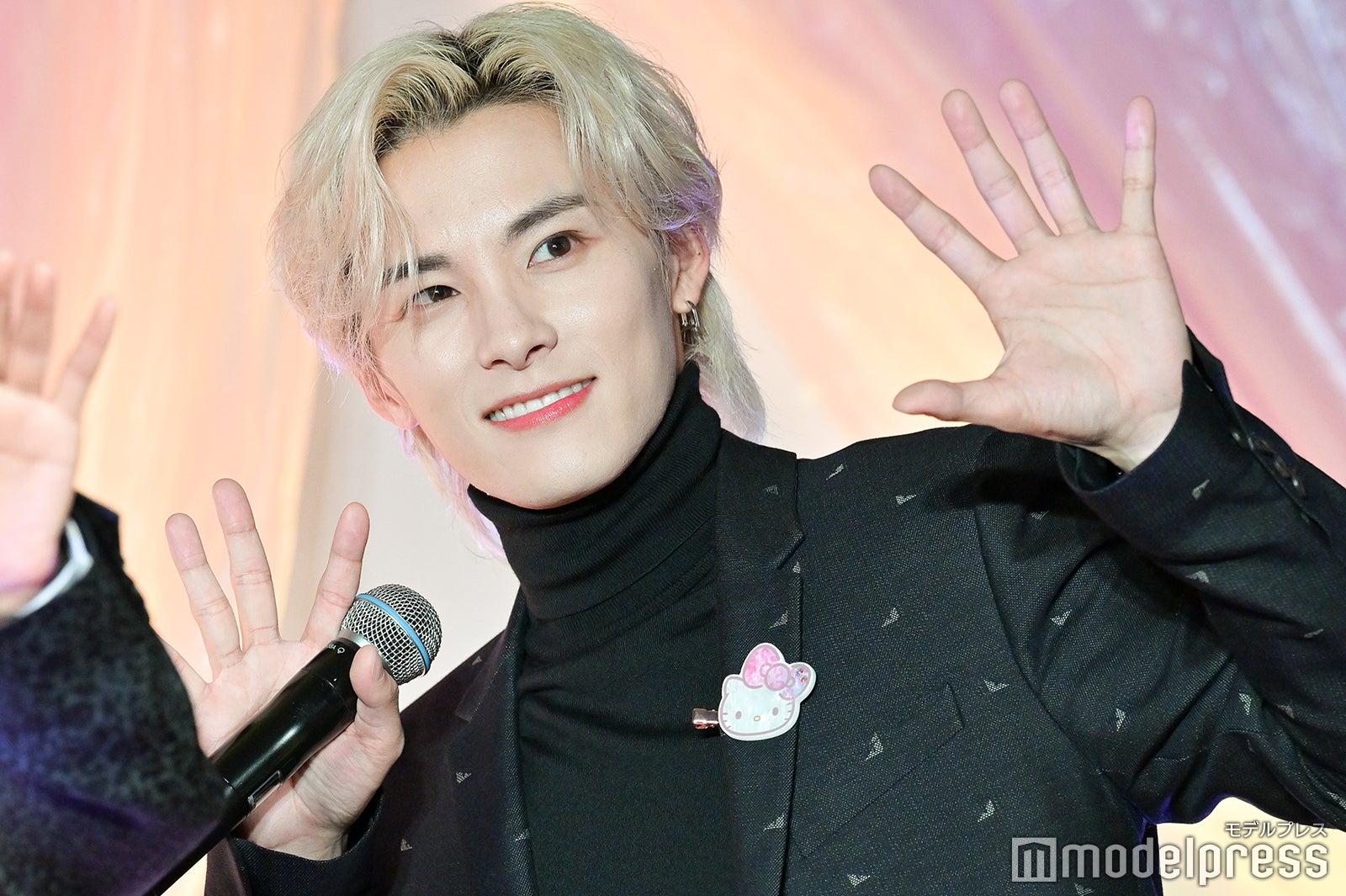 手を振る川西拓実（C）モデルプレス