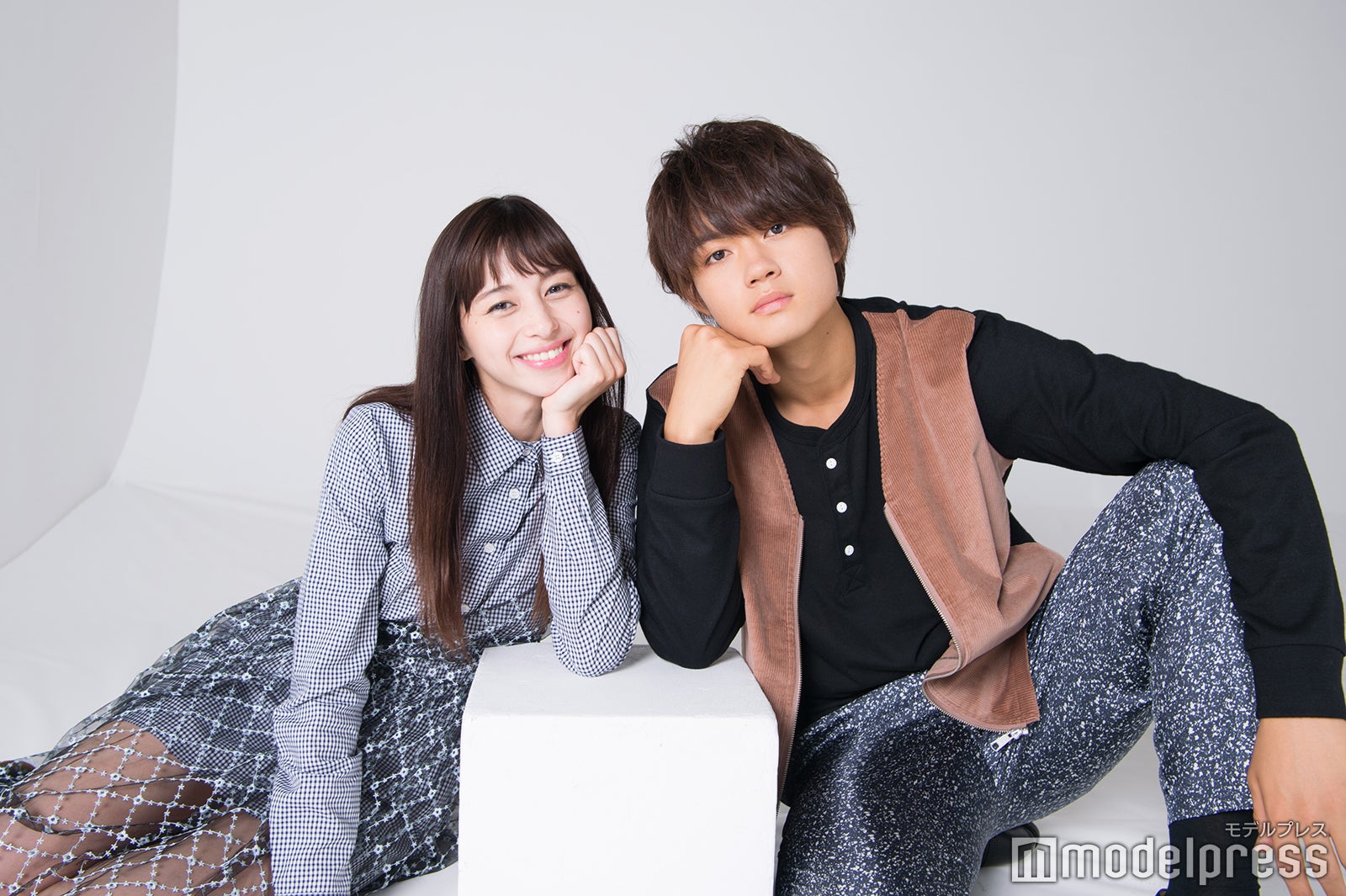 （左から）中条あやみ、佐野勇斗 （C）モデルプレス