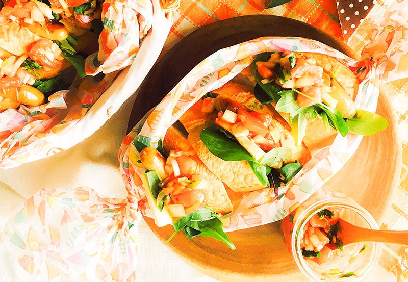 おしゃピクにいかが？SNS映えする「サルサソースのウインナーバケット」【柏原歩のトレンドレシピ】／画像提供：柏原歩