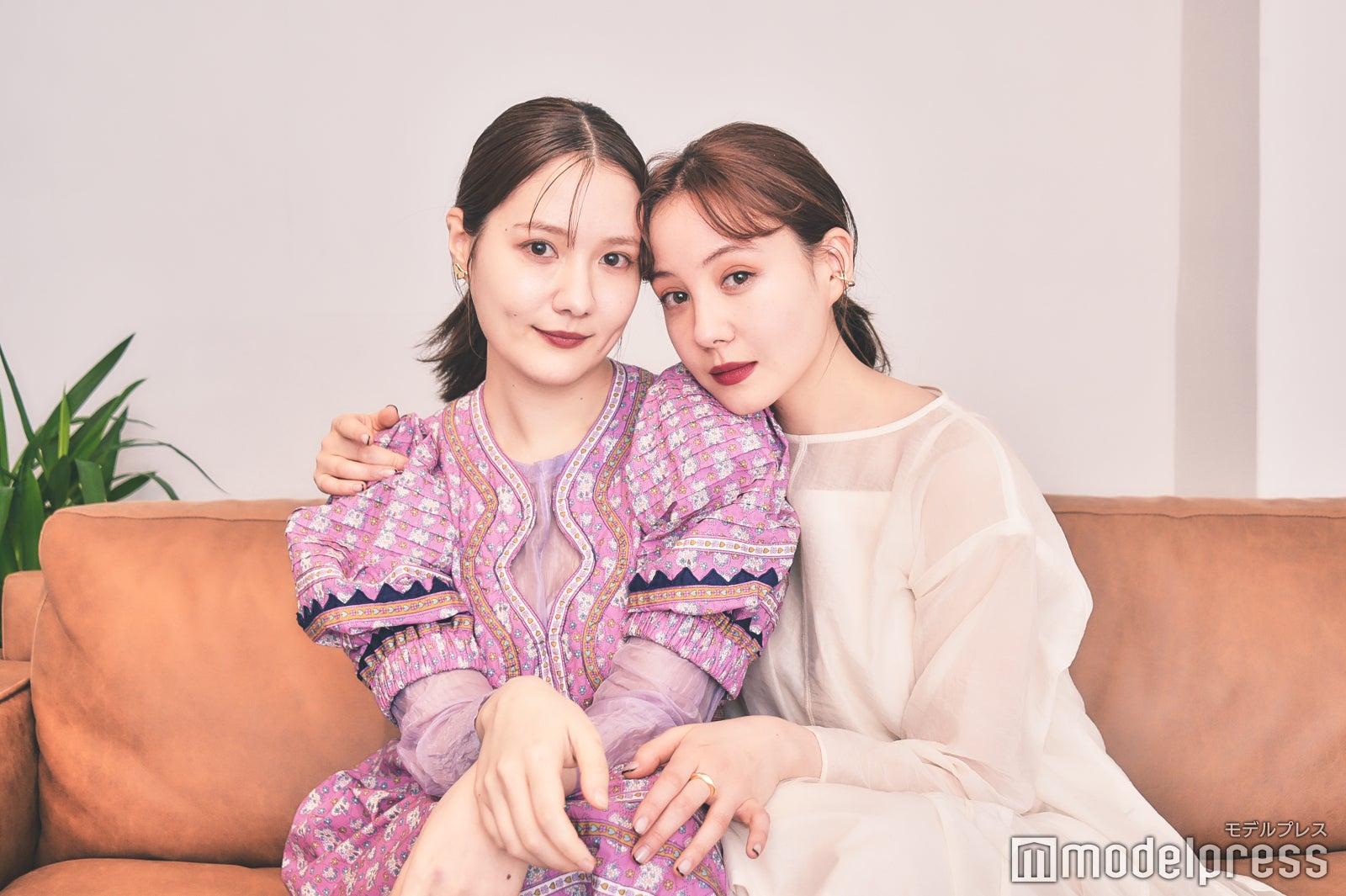 （左から）トリンドル瑠奈、トリンドル玲奈（C）モデルプレス