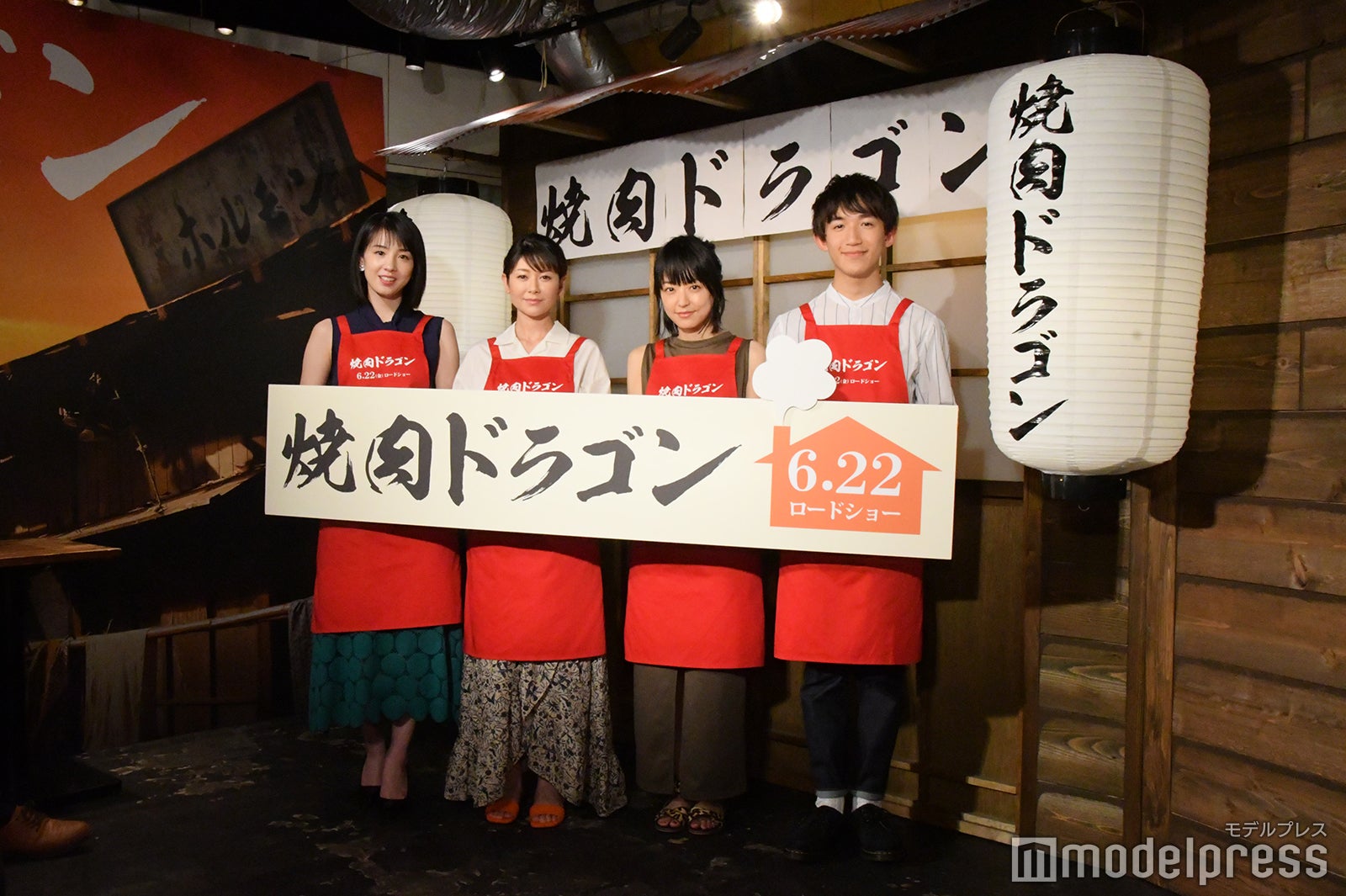 （左から）桜庭ななみ、真木よう子、井上真央、大江晋平（C）モデルプレス