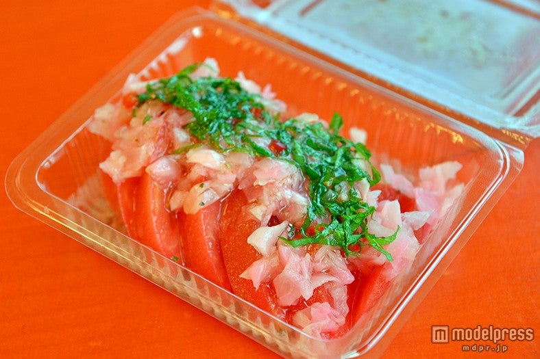 「東京牛肉食堂」／トマトとガリのサラダ￥400