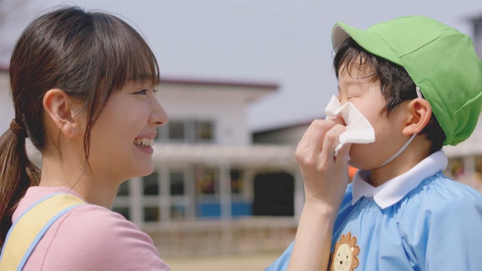 幼稚園の先生役を演じる新垣結衣 (提供写真)