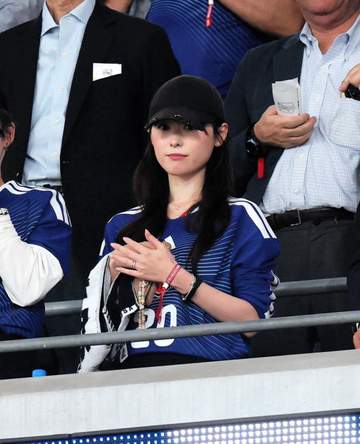 福原遥がきた！夫・久保建英の“新婚”初戦に駆けつける 結婚発表から3日、背番号「20」ユニ着て声援、左手薬指に指輪もキラリ