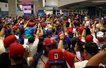 WBC 大勝のドミニカファンがお祭り騒ぎ「アメリカに勝つぞ！」「日本に勝つぞ！」試合後に大合唱 球場コンコースが大騒然 指揮官は「最後に勝つことがゴール」