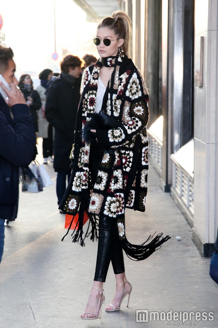 オーバーサイズのニットカーディガンが主役/photo:Getty Images