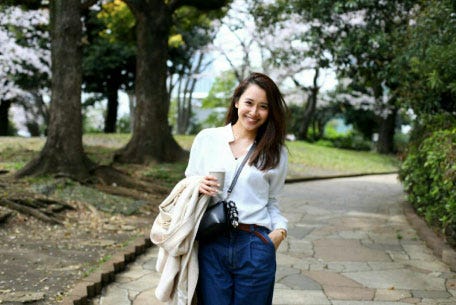 撮影する市原隼人に笑顔の向山志穂/向山志穂オフィシャルブログ(Ameba)より