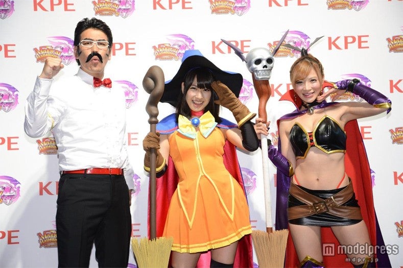 “マジハロ”シリーズを代表するキャラクターの衣装を身にまとい登場した3人。左から古坂大魔王、増田有華、手島優