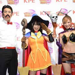 “マジハロ”シリーズを代表するキャラクターの衣装を身にまとい登場した3人。左から古坂大魔王、増田有華、手島優