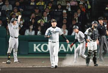 阪神 勝利の方程式が初の失点 モレッタ被弾で同点、九回岩崎が勝ち越し許す今季初失点「次が大事」