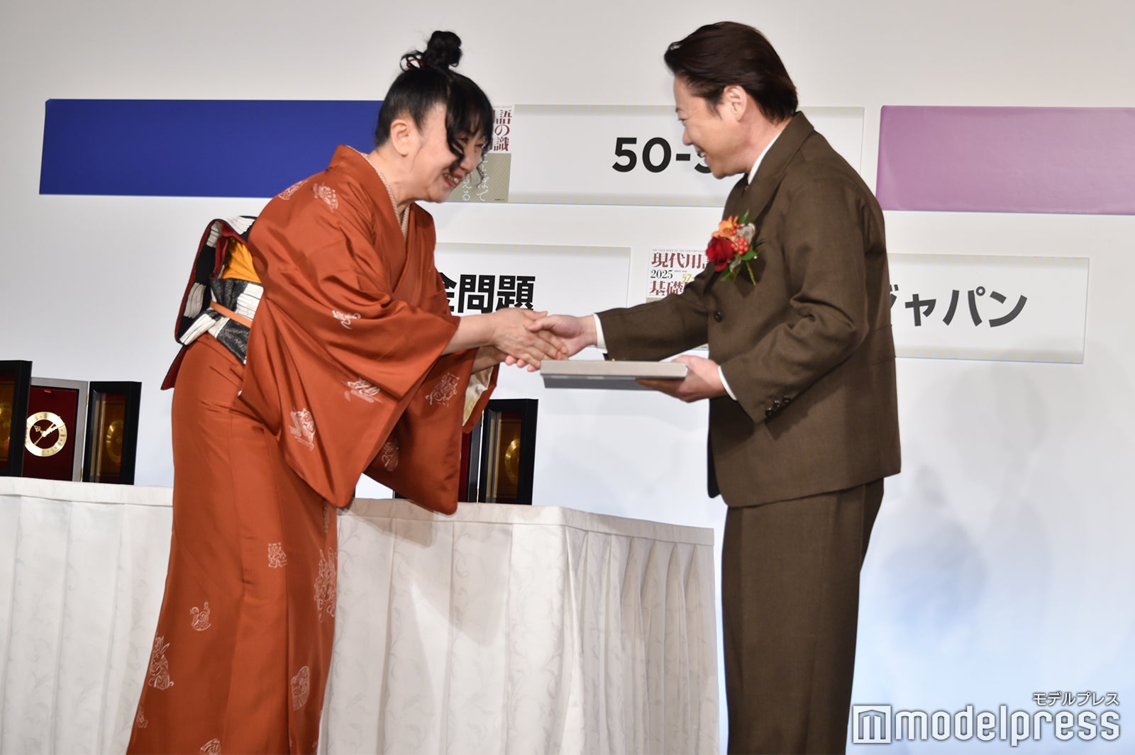 室井滋と握手を交わす阿部サダヲ（C）モデルプレス