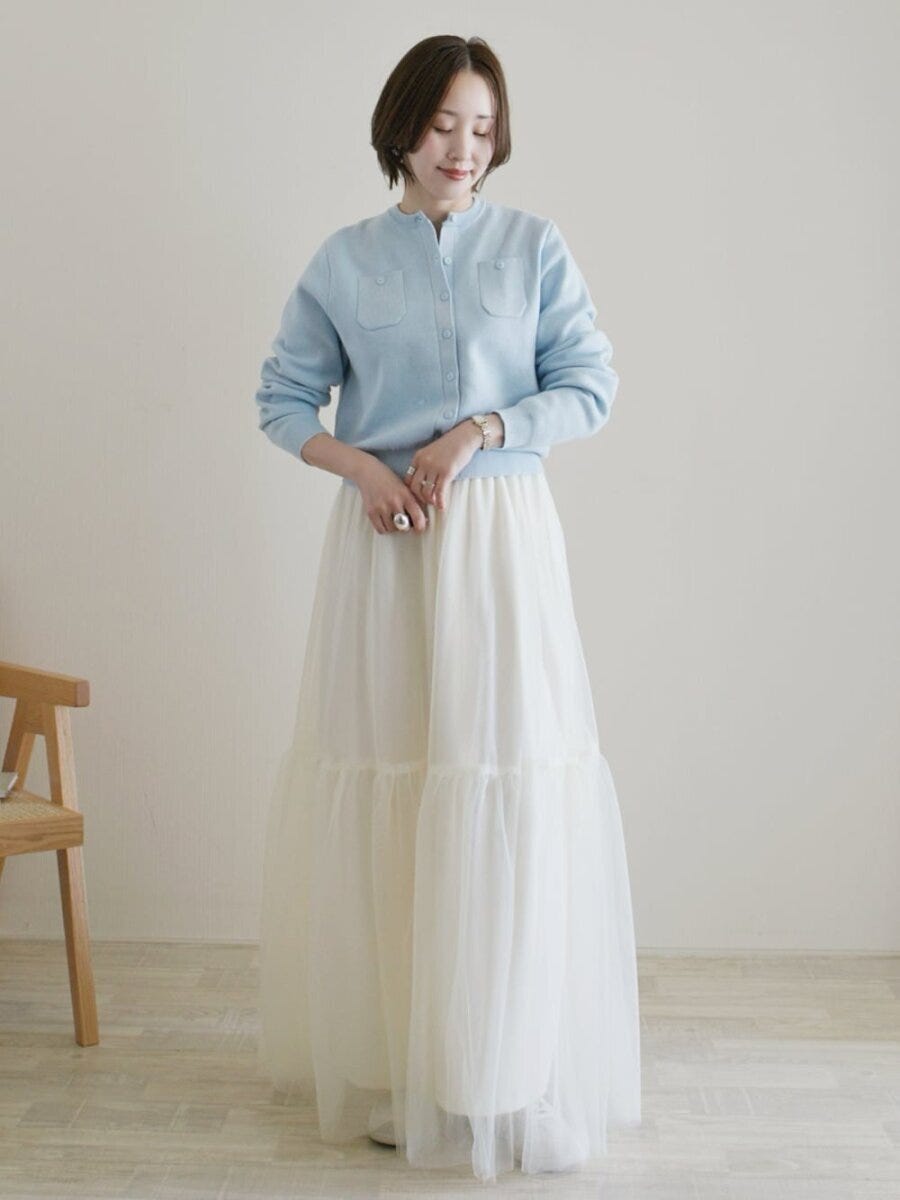 2026春大人女性おすすめカーディガンブルー白スカートコーデ
