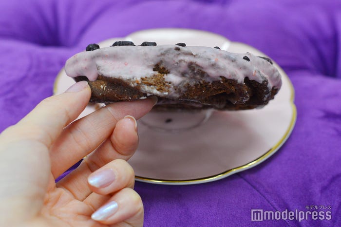 ピンクなブラックサンダー クッキードーナツ(いちご)(C)モデルプレス