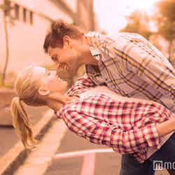 旅行中はちょっと大胆に。彼をその気にさせるテクニック5つ