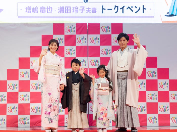 (左から)潮田玲子、長男・りゅうせいくん、長女・みれいちゃん、増嶋竜也(提供写真)