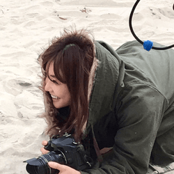倉科カナ、海辺での美人カメラマン姿にファン歓喜「神々しい」「キラキラしてます」