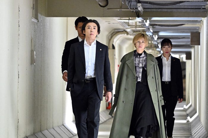 高橋一生、柴咲コウ/「インビジブル」第2話より(C)TBS