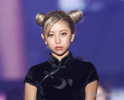 カリスマギャル・華、太ももスリットで色っぽく チャイナドレス姿の美ボディラインに熱視線<関コレ2021A/W>