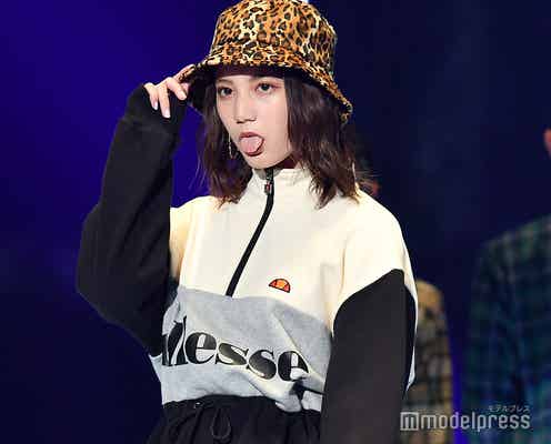 日向坂46小坂菜緒、美脚全開“舌出し”に黄色い声<TGC2019A/W>