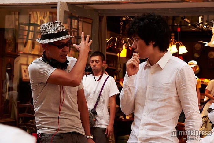 SABU監督(左)と松山ケンイチ(右)(C)2015『天の茶助』製作委員会