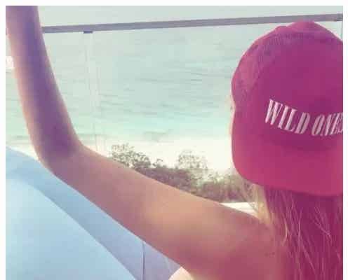 ケイト・アプトン、誕生日祝いに“トップレス”披露のお返し 豊満バストがあらわに