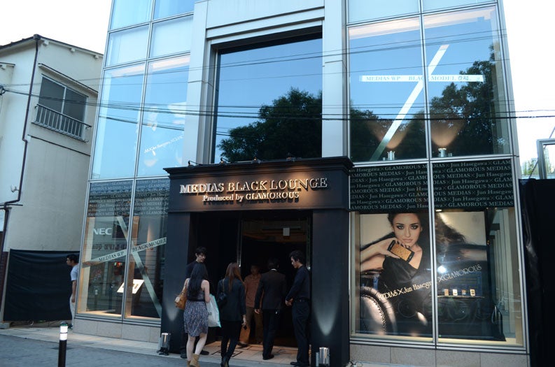 期間限定オープンのスマートフォン体験ラウンジ「MEDIAS BLACK LOUNGE Produced by GLAMOROUS」の外観
