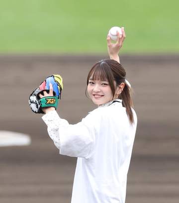 「めちゃくちゃ可愛いやんけ」人気タレント始球式にSNS反応 カラフルグローブも話題に 「みったんらしいカラー」
