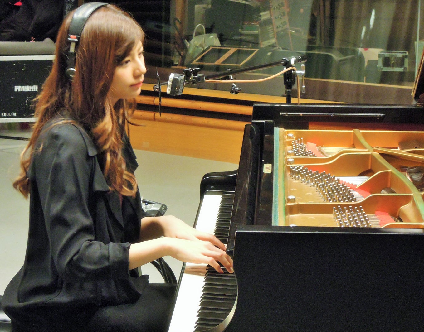 ラジオで初の弾き語りを行った西内まりや