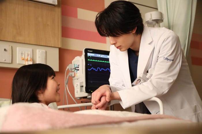 永瀬ゆずな、高杉真宙「となりのナースエイド」第8話より(C)日本テレビ