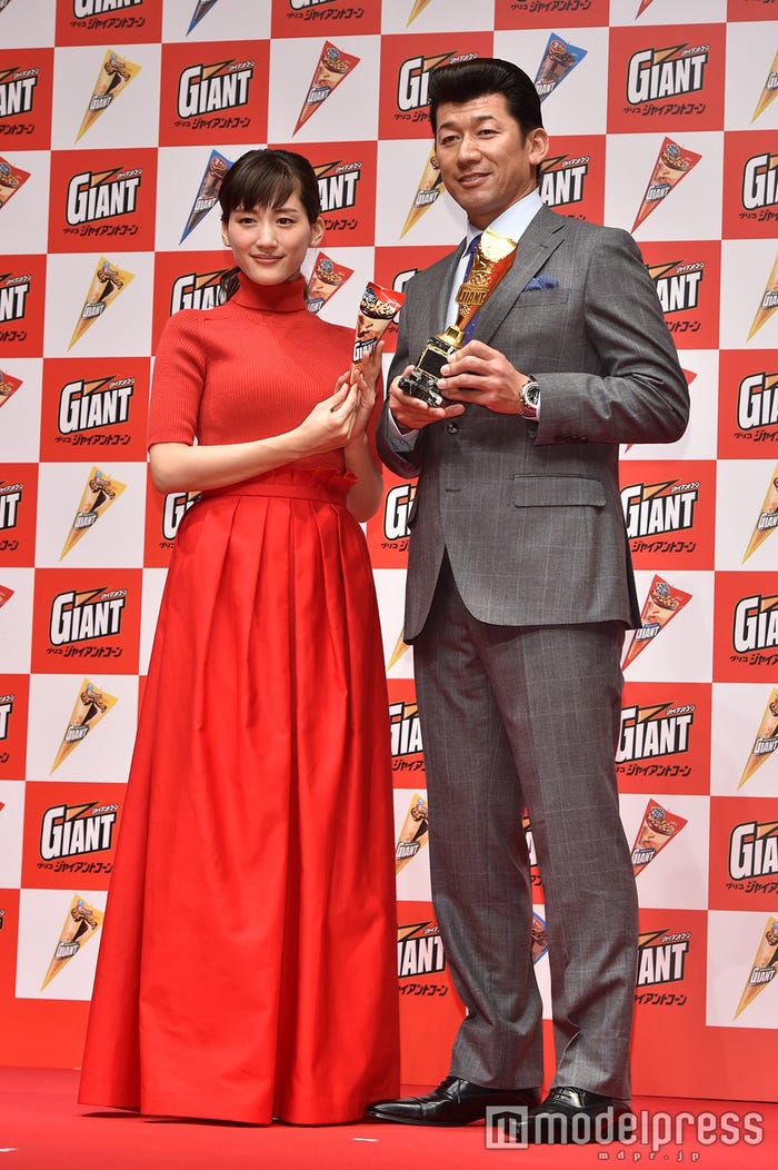 綾瀬はるか、三浦大輔氏(C)モデルプレス