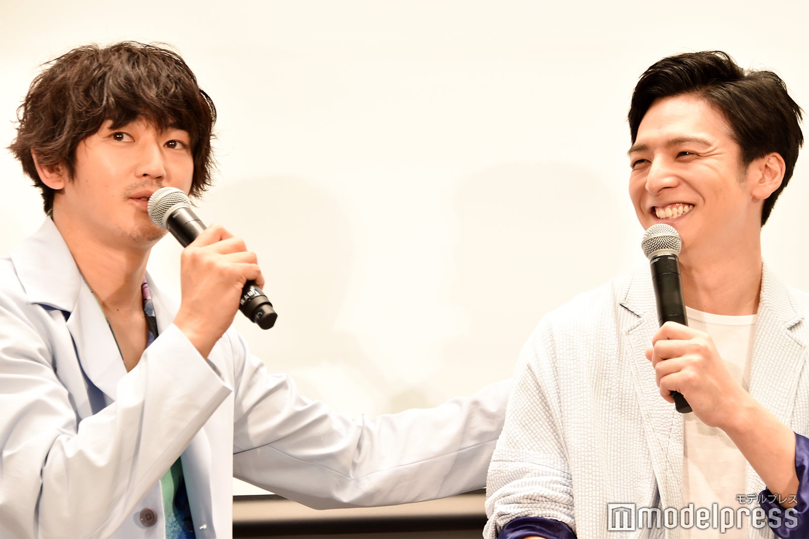 瑛太から謝られる生田斗真 （C）モデルプレス