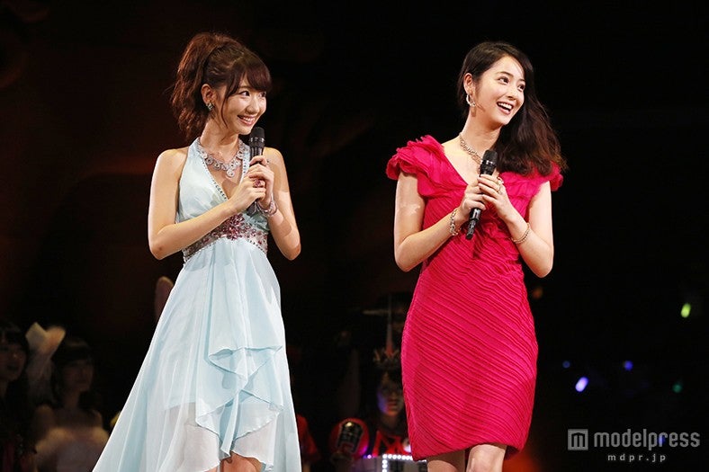 柏木由紀、佐々木希／『AKB48グループ じゃんけん大会～拳で勝ち取れ！1／300ソロデビュー争奪戦～』（C）AKS