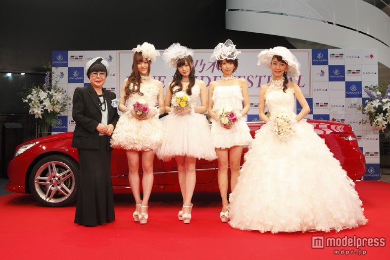 乃木坂46・白石麻衣ら、ウエディングドレスで美脚披露　憧れの結婚を語る