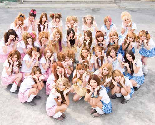 人気モデル、「KARAには負けられない」 ”ヒョウ柄セーラー服”でパラパラ披露