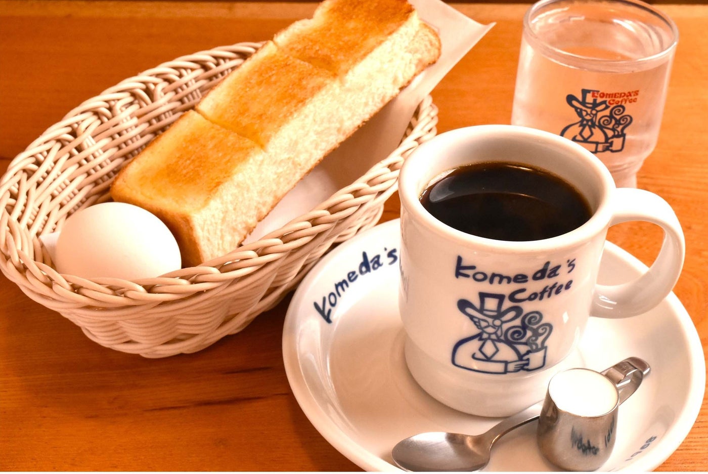 ご存じ、コメダ珈琲店のモーニングサービス。コーヒーなどドリンクを頼むとトースト、ゆで玉子などがつく。ゆで玉子の替わりに手作りたまごペースト、コメダ特製おぐらあんも選べるが、名古屋では“いつもの”ゆで玉子を選ぶ人が多いとか ※画像：筆者撮影