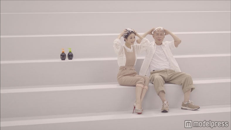 左から：石原さとみ、所ジョージ（新CM「会話編（石原さとみ）」）