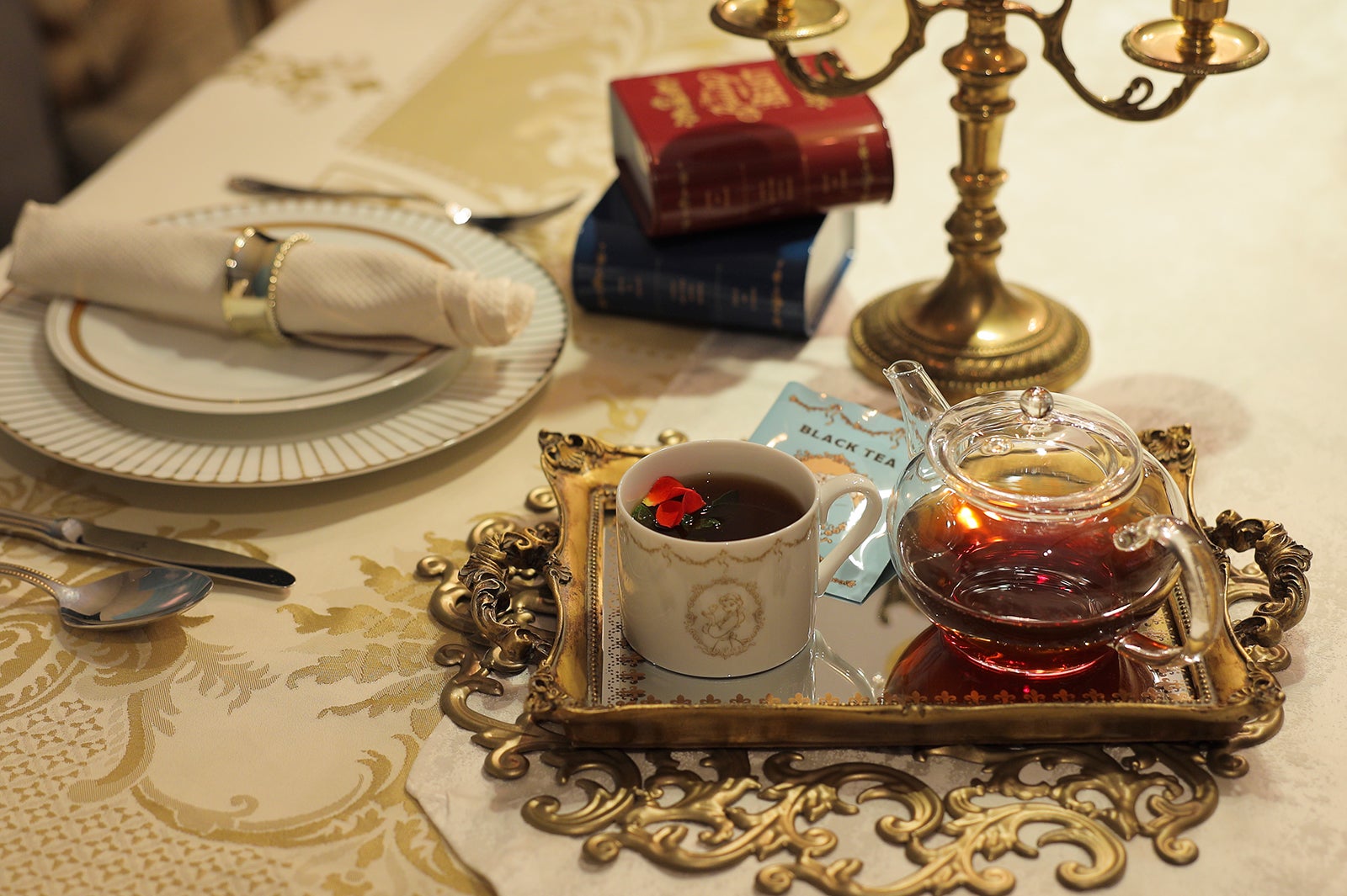 ＜美女と野獣＞ストレート・ティー990円／ティーカップ付き2,790円（C）Disney