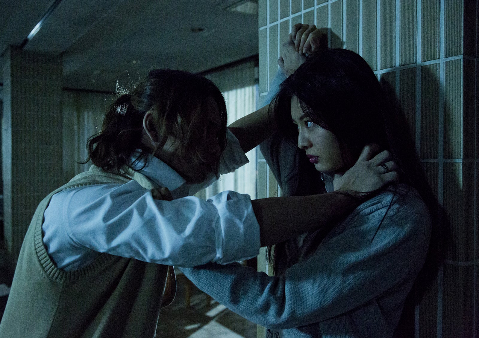 古畑星夏、池田純矢（C）2017「人狼ゲーム ラヴァーズ」製作委員会