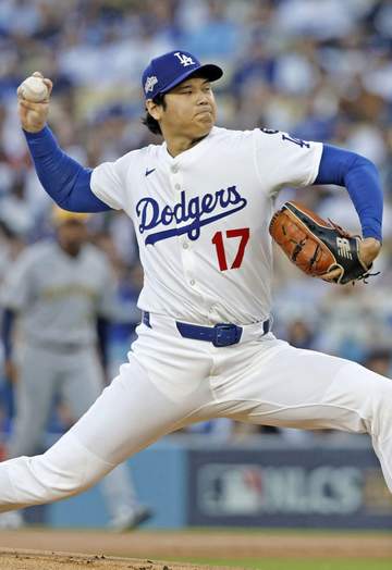 大谷翔平 初回のピンチを切り抜ける 連続三振奪って首を気にするシーンも ベンチでロバーツ監督らと言葉をかわす