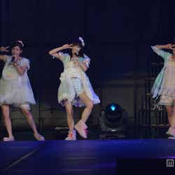 (左から)仲川遥香、渡辺麻友、平嶋夏海/「AKB48 2013 真夏のドームツアー~まだまだ、やらなきゃいけないことがある~」東京ドーム公演2日目より