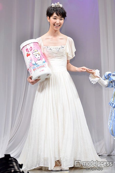 エスコートを受ける剛力彩芽