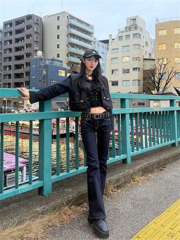 26歳美脚モデル、デニムセットアップで"腹チラ"披露「まじでスタイル際立つ」