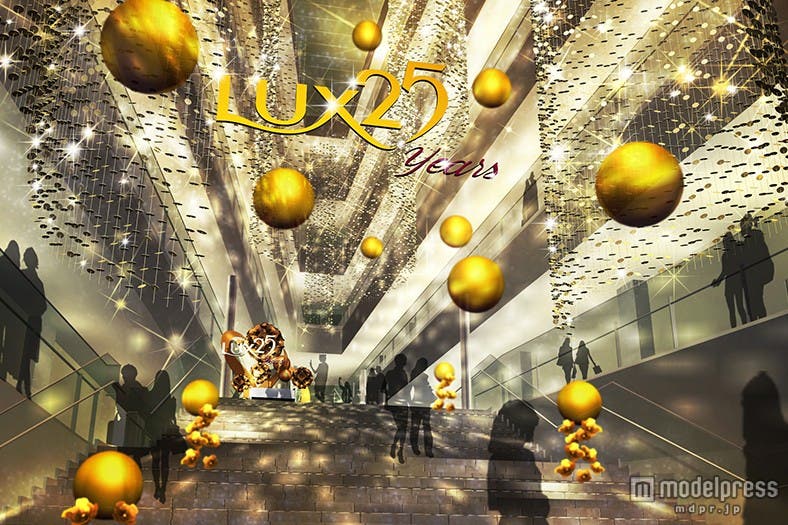 まばゆい輝きを放つ吹抜け大階段