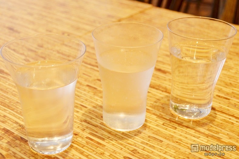 3種のクリンスイ飲み比べで美味しさを実感（左から）アルカリイオン水、炭酸水、クリンスイ（浄水）