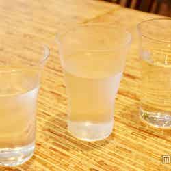 3種のクリンスイ飲み比べで美味しさを実感（左から）アルカリイオン水、炭酸水、クリンスイ（浄水）