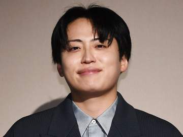 「指輪キラリ」レインボー池田と結婚の美人アナ ショートパンツ姿で「幸せオーラ全開」フェス満喫