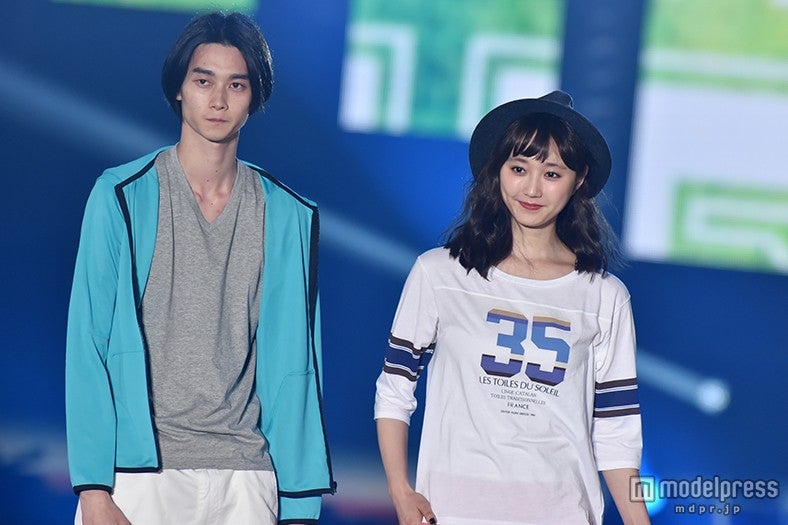 「non‐no」鈴木友菜×「MEN’S NON-NO」栁俊太郎がハニカミランウェイ　爽やか2ショットに歓声＜GirlsAward 2015 S／S＞