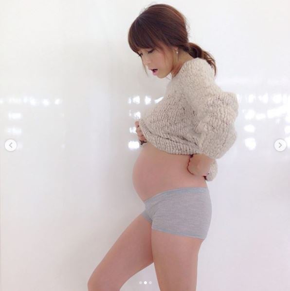 hitomi、妊娠当時のマタニティフォト公開で「妊婦の頃が、かなり懐かしい」 - モデルプレス