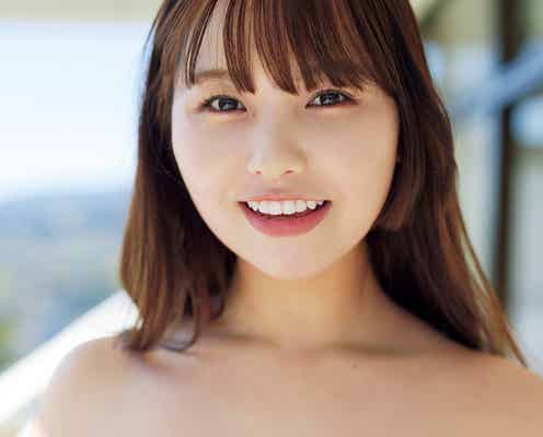 本郷柚巴、迫力ボディ&癒し系スマイルで爽やかグラビア